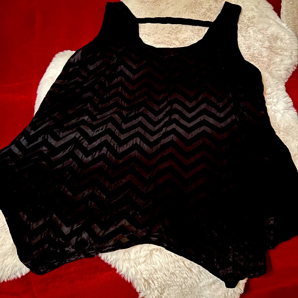 Women’s sleeveless shark bite top